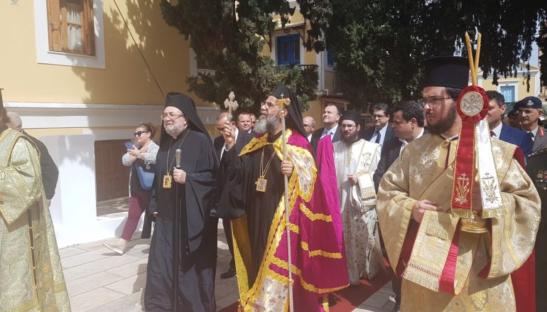 Με λαμπρότητα η ενθρόνιση του νέου Μητροπολίτη Σύμης Χρυσοστόμου