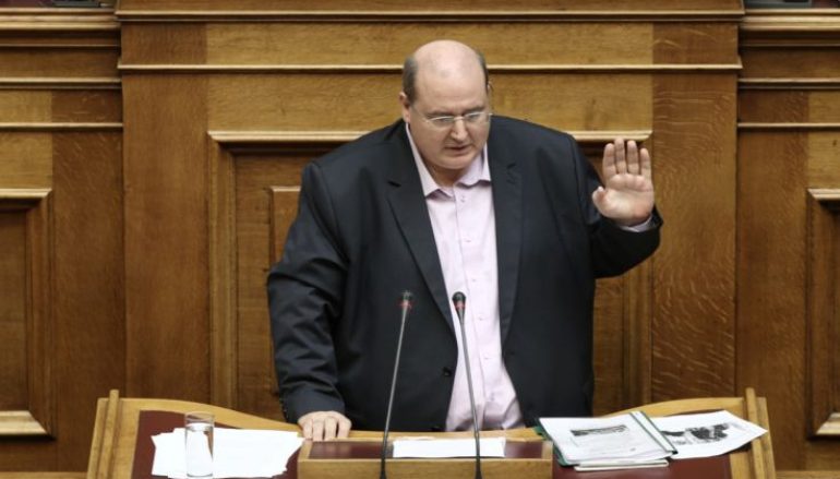 Φίλης: «Είναι δυνατόν το Σύνταγμα μας να έχει αναφορά στην Αγία Τριάδα;»