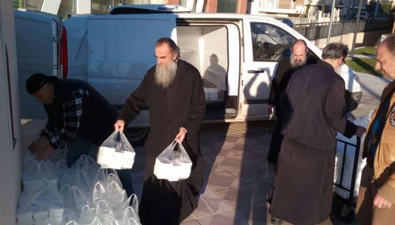 Πασχαλινά δέματα μοίρασε η Ι. Μητρόπολη Καστορίας (ΦΩΤΟ)