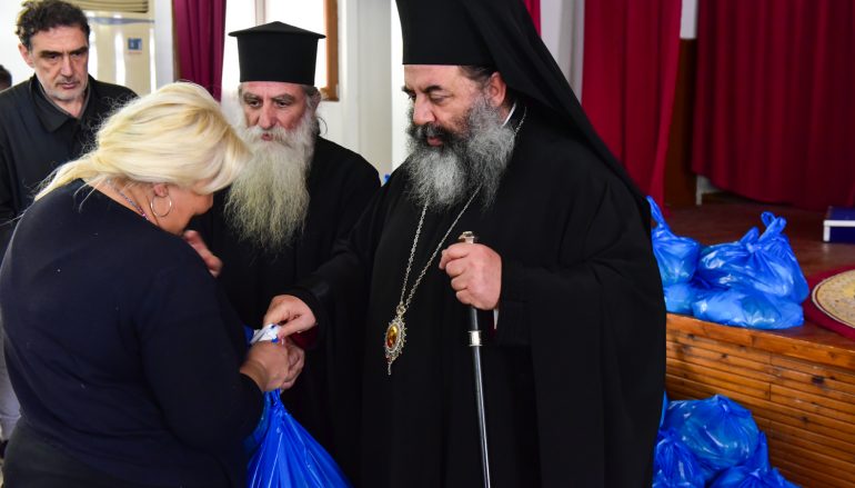 Δέματα Αγάπης προσέφερε ο Μητροπολίτης Λαγκαδά (ΦΩΤΟ)