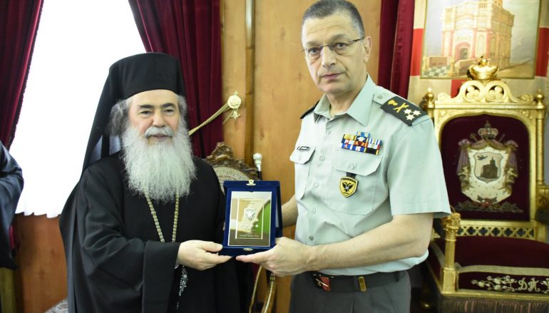 Στον Πατριάρχη Ιεροσολύμων Θεόφιλο ο Αρχηγός του Γ.Ε.Σ. (ΦΩΤΟ)