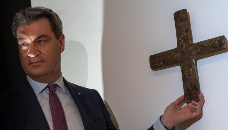Υποχρεωτική πλέον στη Βαυαρία η παρουσία σταυρών σε όλα τα δημόσια κτήρια