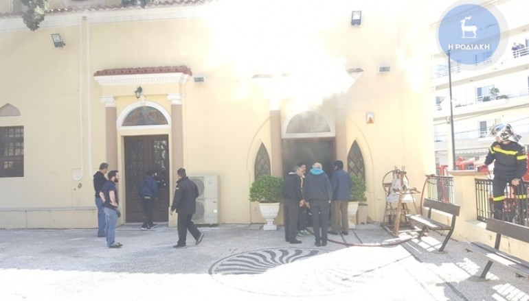 Στις φλόγες παραδόθηκε η εκκλησία του Αγ. Ιωάννη στη Ρόδο (ΦΩΤΟ – ΒΙΝΤΕΟ)