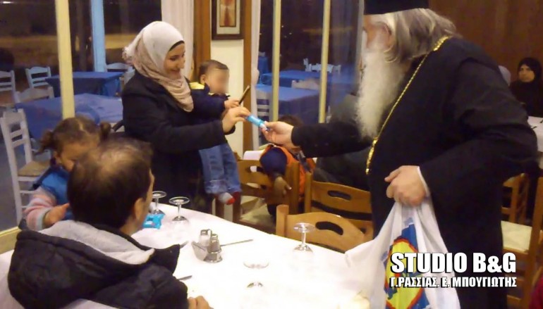 Ο Μητροπολίτης Αργολίδος κοντά στους πρόσφυγες (ΦΩΤΟ – ΒΙΝΤΕΟ)
