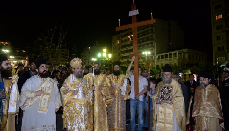 Η Ακολουθία του Επιταφίου στην Πάτρα (ΦΩΤΟ – ΒΙΝΤΕΟ)