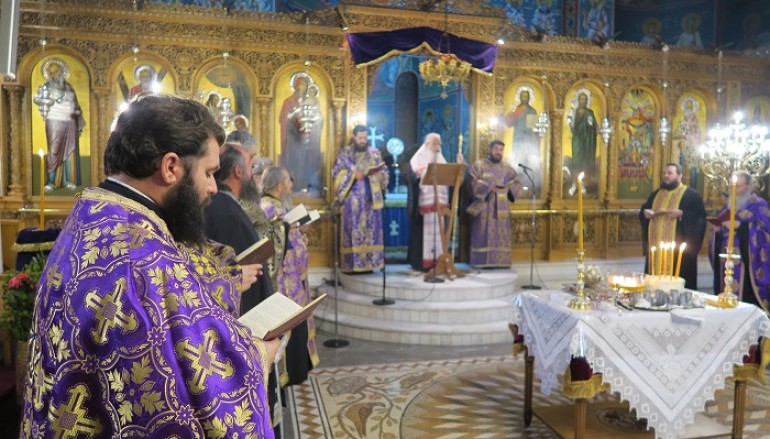 Το Μυστήριο του Ιερού Ευχελαίου στον Ι. Μητροπολιτικό Ναό Λαμίας (ΦΩΤΟ)