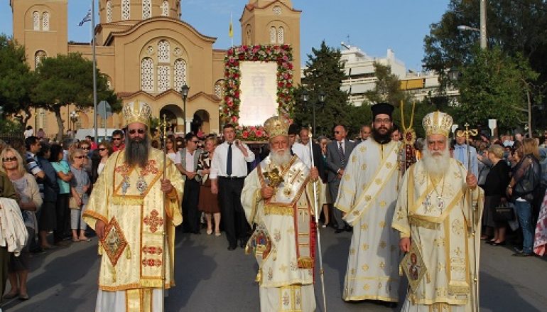 Πλήθος πιστών στη Λιτανεία της Αγίας Φωτεινής στη Νέα Σμύρνη (ΦΩΤΟ)