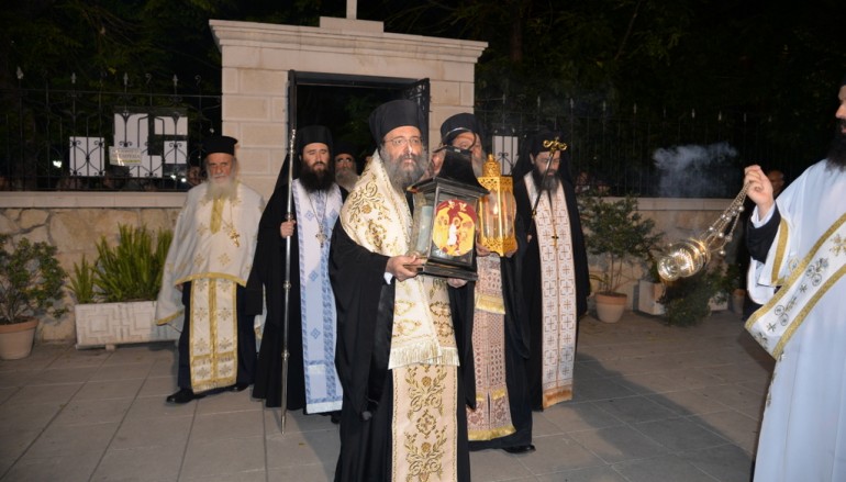 Ἡ ὑποδοχή τοῦ Ἁγίου Φωτός στήν Πάτρα (ΦΩΤΟ)