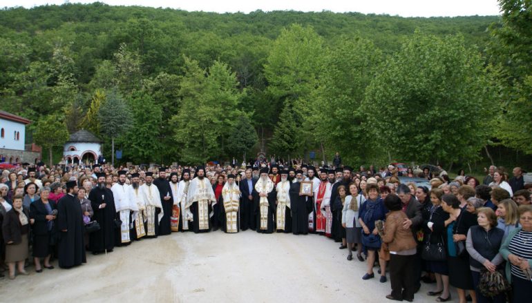 Χιλιάδες πιστοί από την Λάρισα στην Ι. Μητρόπολη Καστορίας (ΦΩΤΟ)