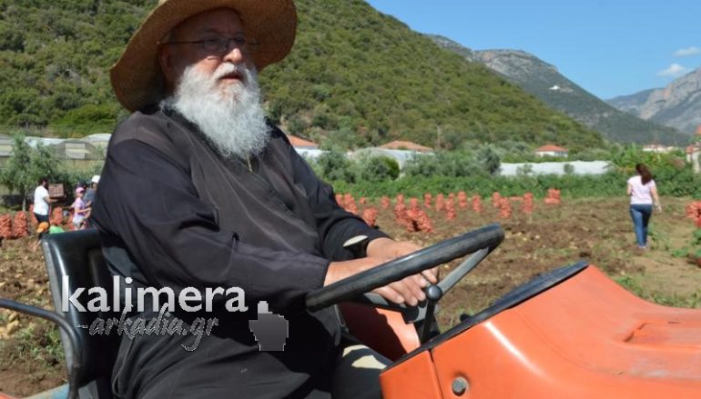 Ο Μητροπολίτης Μαντινείας ανέβηκε στο τρακτέρ και μάζεψε πατάτες (ΦΩΤΟ)