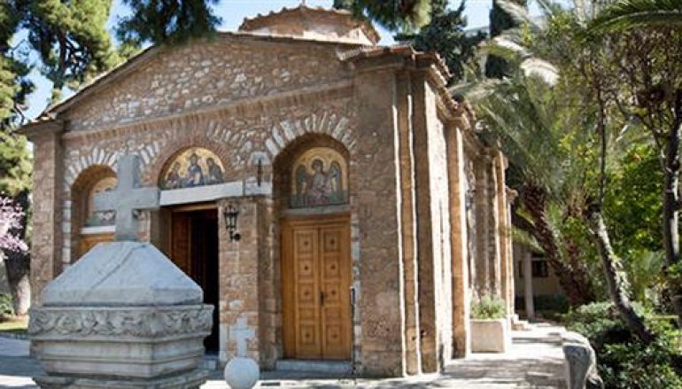 Άγνωστοι επιτέθηκαν με μολότοφ στην Ιερά Σύνοδο (ΒΙΝΤΕΟ)