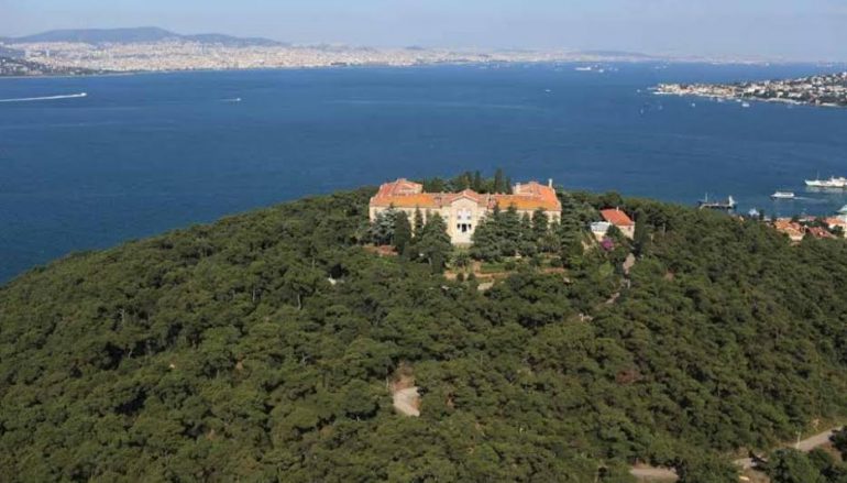 Πώς η Σχολή της Χάλκης μετατράπηκε σε μια καταπράσινη όαση (ΦΩΤΟ)