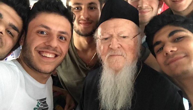 Η σέλφι του Οικ. Πατριάρχη με τους νέους της Ομογένειας (ΦΩΤΟ)