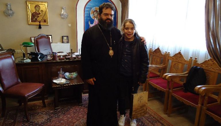 Η μικρή Νικολέτα στον Μητροπολίτη Μαρωνείας (ΦΩΤΟ)