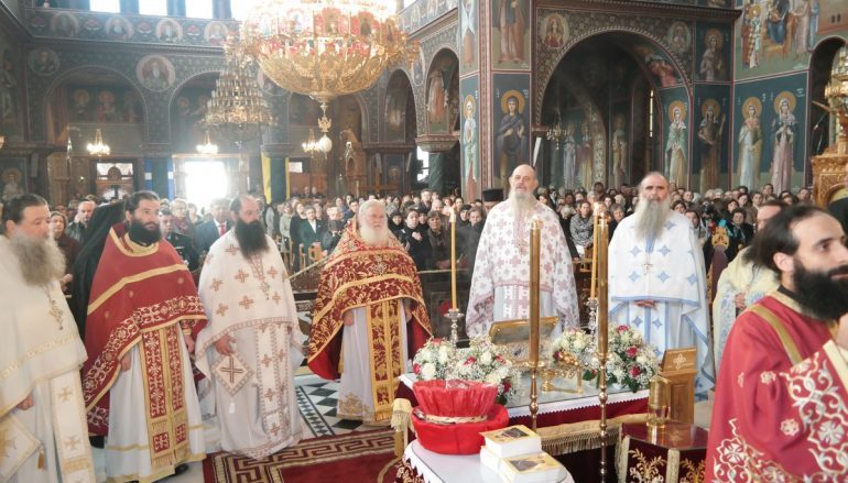 Θεία Λειτουργία παρουσία της Τιμίας Ζώνης στον Ι. Ν. Αγ. Βησσαρίωνος Καλαμπάκας (ΦΩΤΟ)