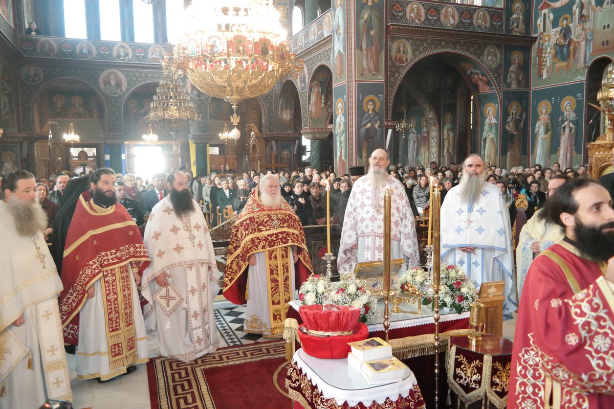 Θεία Λειτουργία παρουσία της Τιμίας Ζώνης στον Ι. Ν. Αγ. Βησσαρίωνος Καλαμπάκας (ΦΩΤΟ)