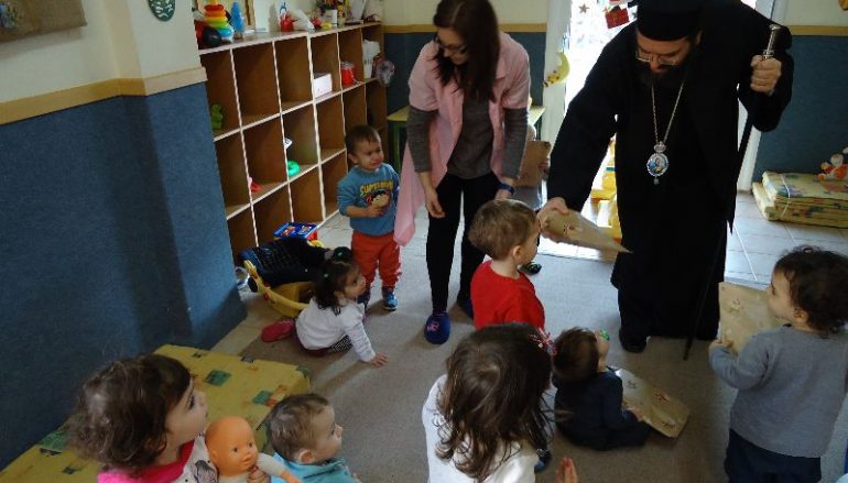 Διανομή παιχνιδιών από το Μητροπολίτη Μαρωνείας (ΦΩΤΟ)