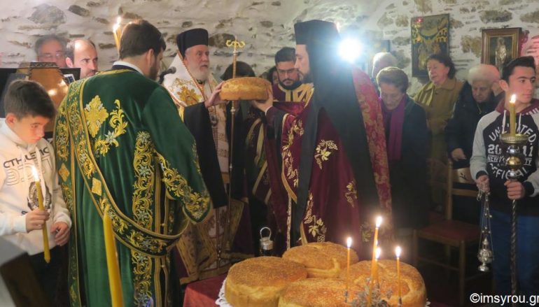 Αρχιερατικός εσπερινός των Χριστουγέννων στην Ι. Μ. Σύρου (ΦΩΤΟ)