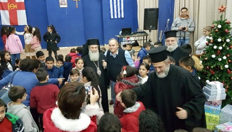 Ο Πατριάρχης Ιεροσολύμων μοίρασε δώρα σε παιδιά (ΦΩΤΟ)