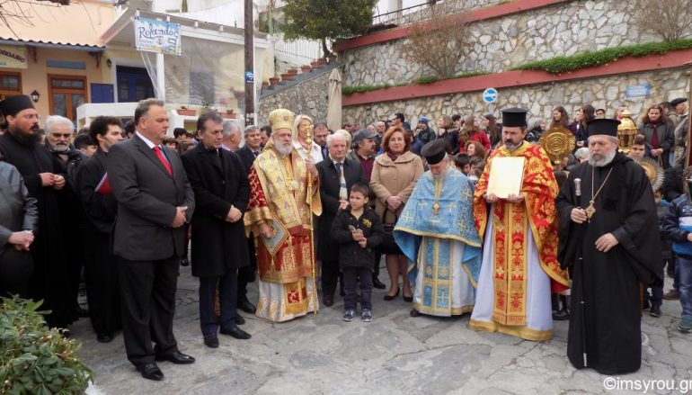 Μητροπολίτης Σύρου: “Διαμηνείστε στον κόσμο ότι αυτός ο τόπος έχει δυνατές καρδιές” (ΦΩΤΟ)