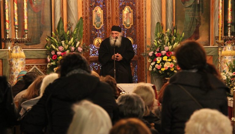 Ο Γέροντας Νεκτάριος Μουλατσιώτης στον κατάμεστο Ι.Ν. Αγίας Φωτεινής Υμηττού (ΦΩΤΟ)