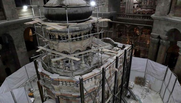 Αφαιρέθηκαν τα μεταλλικά δοκάρια από τον Πανάγιο Τάφο