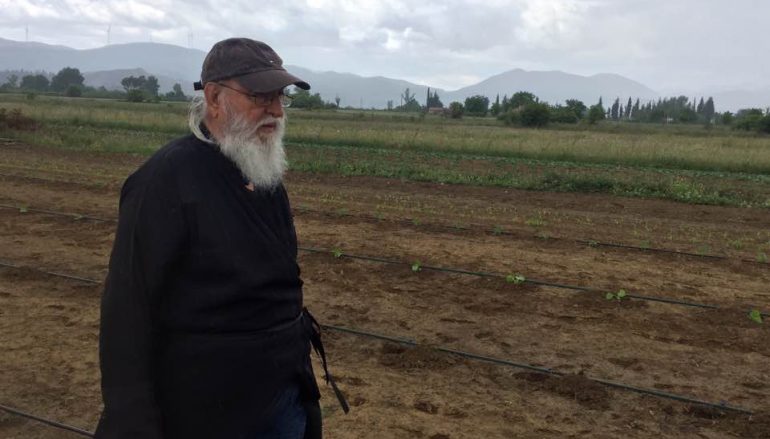 Ο Μαντινείας Αλέξανδρος καλλιεργεί τα χωράφια της Μητροπόλεώς του (ΦΩΤΟ)