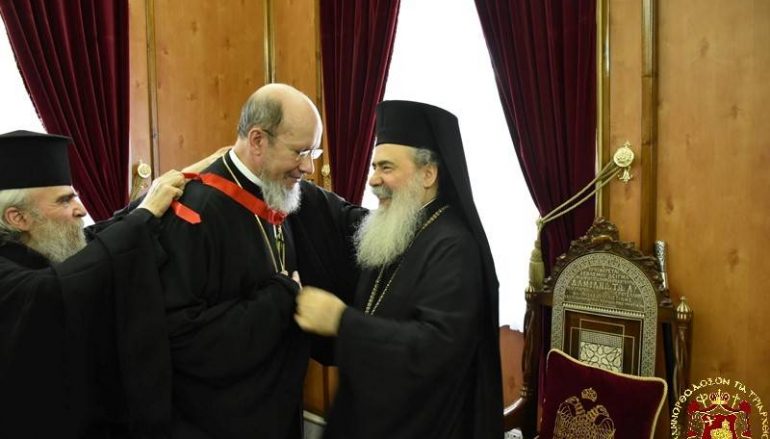 Ο Πατριάρχης Ιεροσολύμων παρασημοφορεί τον Πρωτοπρ. Νικολάι Μπαλάσωφ