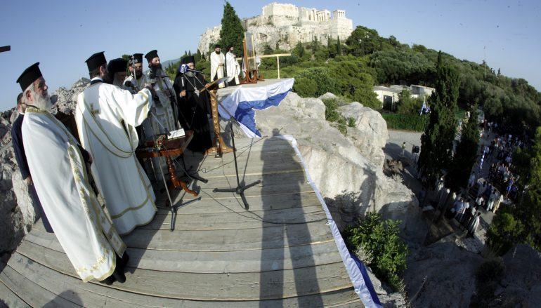 Με λαμπρότητα ο εσπερινός στον Ιερό Βράχο του Αρείου Πάγου (ΦΩΤΟ)