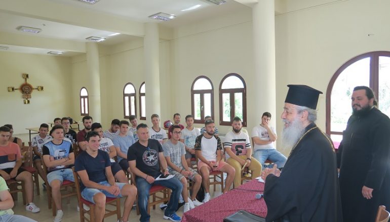 Ο Μητροπολίτης Φθιώτιδος με ομαδάρχες κατασκηνώσεων (ΦΩΤΟ)