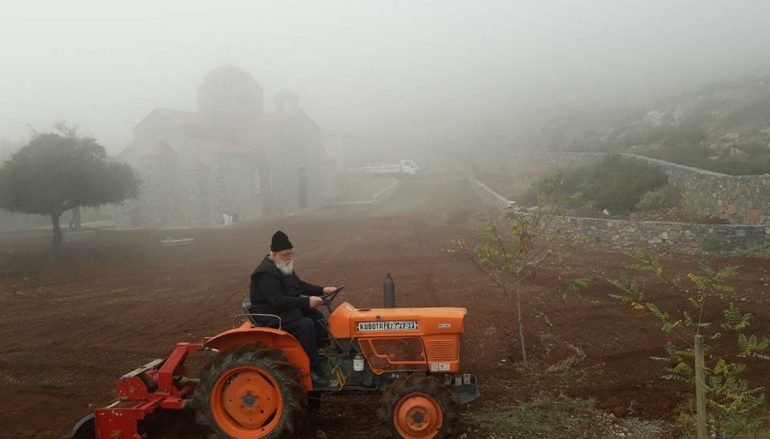 Έναρξη καλλιέργειας της γης από τον Μητροπολίτη Μαντινείας Αλέξανδρο (ΦΩΤΟ)