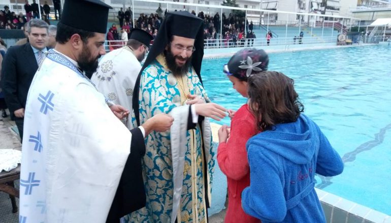 Ο Αγιασμός των υδάτων στο κολυμβητήριο Καλαμάτας (ΦΩΤΟ)