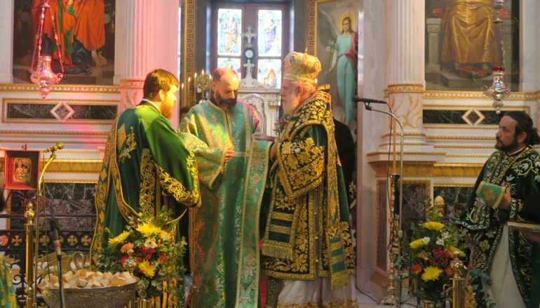 Χειροτονία Διακόνου στον Ι. Ναό Αγίου Νικολάου Ερμουπόλεως (ΦΩΤΟ)