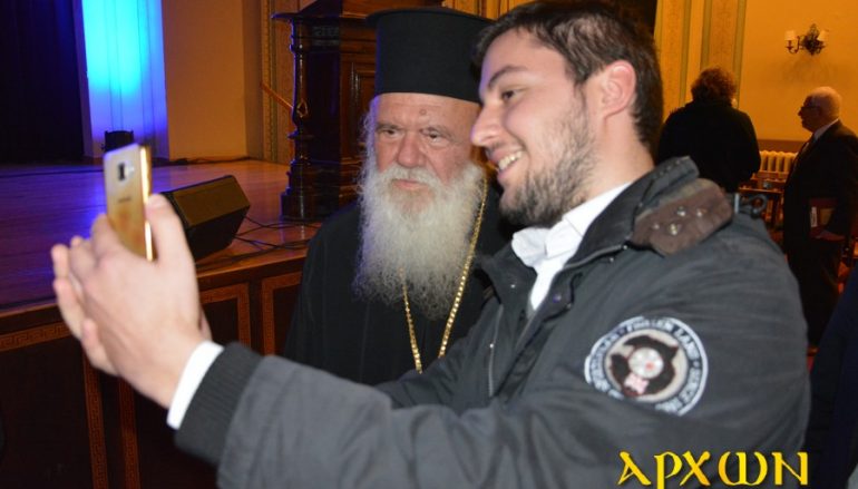 H Selfie φωτογραφία με τον Αρχιεπίσκοπο Ιερώνυμο