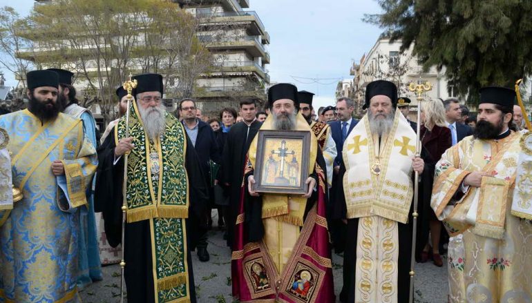 Με λαμπρότητα η Πάτρα υποδέχθηκε το Τίμιο Ξύλο από τα Ιεροσόλυμα (ΦΩΤΟ)