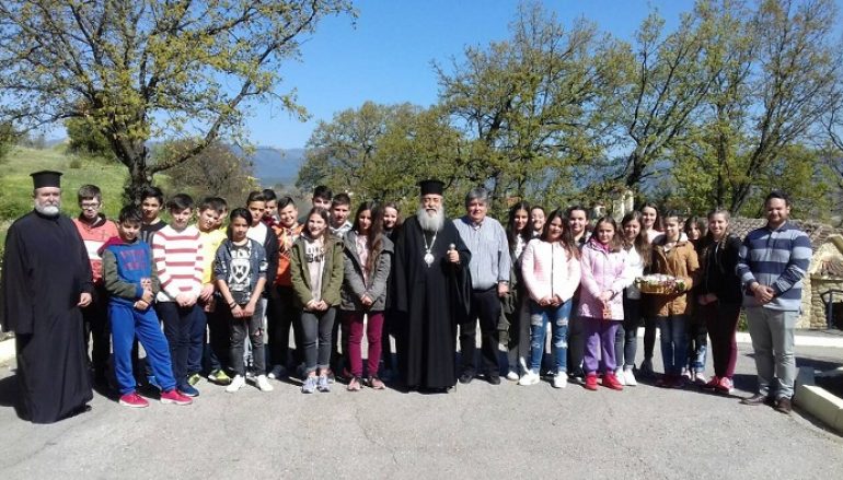 Ο Μητροπολίτης Φθιώτιδος με μαθητές στο Γηροκομείο Σπερχειάδος (ΦΩΤΟ)