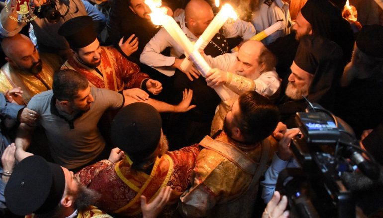 Η Αφή του Αγίου Φωτός στον Πανάγιο Τάφο (ΦΩΤΟ)