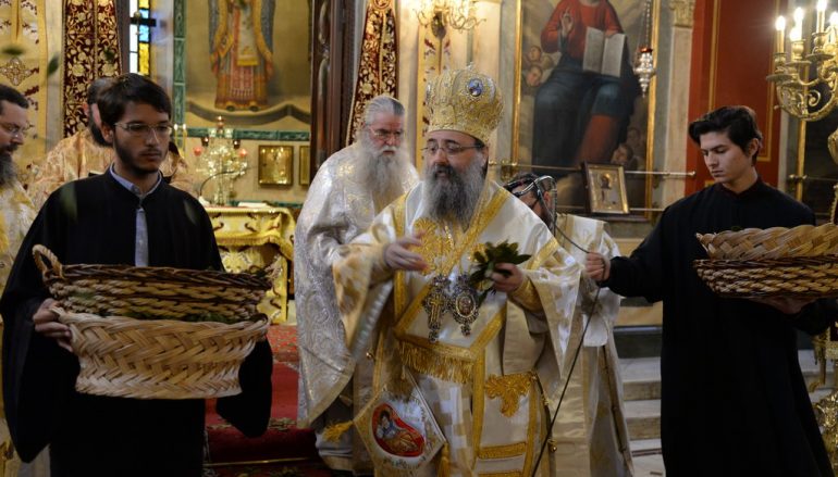 Πρώτη Ανάσταση στην Ι. Μητρόπολη Πατρών (ΦΩΤΟ)