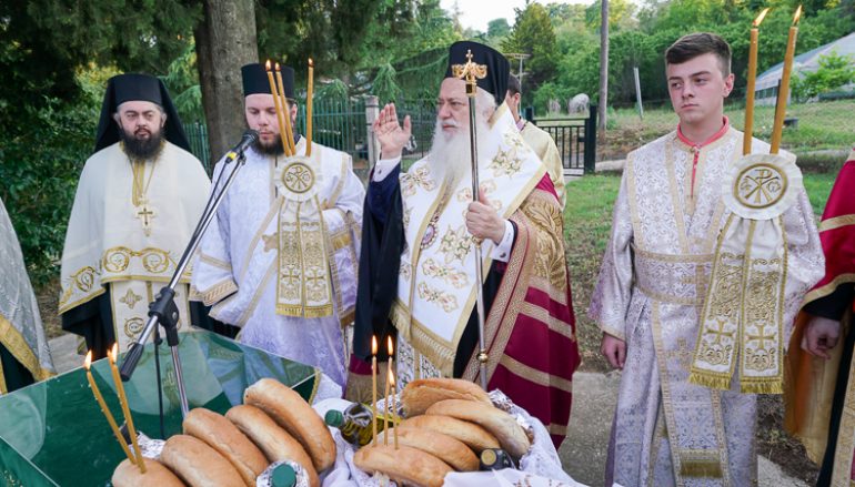 Αρχιερατικός Εσπερινός στον Ι. Ναό Αγίας Τριάδος Πανοράματος Βεροίας (ΦΩΤΟ)