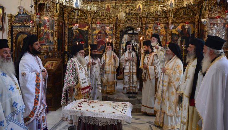 Αρχιερατικό Συλλείτουργο στην Ι. Μονή Αγίας Τριάδος Τζαγκαρόλων (ΦΩΤΟ)