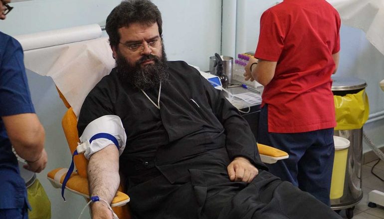 Αιμοδότησαν για τους πυρόπληκτους Μητροπολίτης και ιερείς της Ροδόπης (ΦΩΤΟ)