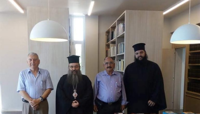 Δωρεά Τόμων Αρχαίων Συγγραφέων στην Ι. Μ. Χίου (ΦΩΤΟ)