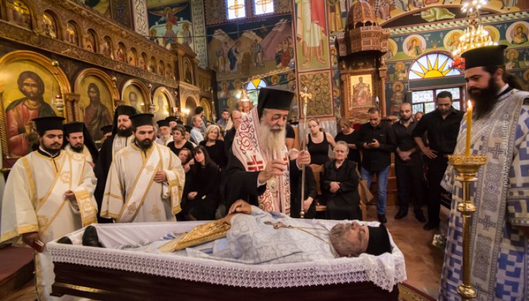 Πλήθος πιστών αποχαιρέτισε τον Πρωτοπρεσβύτερο Χρήστο Βλάχο (ΦΩΤΟ)