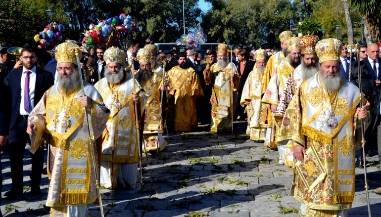 Ο Πατραϊκός λαός υποκλίθηκε στον Πολιούχο του Άγιο Ανδρέα (ΦΩΤΟ)