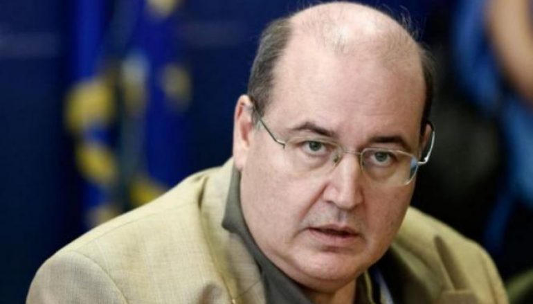 Φίλης: “Όχι σε μεσοβέζικες λύσεις και γαλαντομίες με την Εκκλησία”