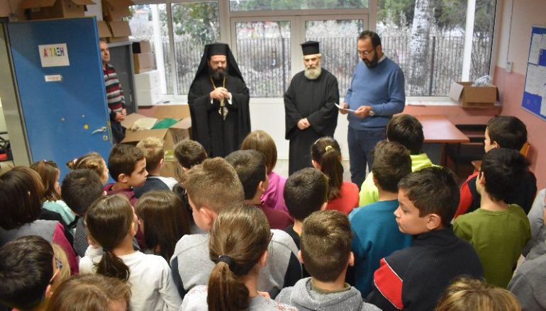 Διανομή γραφικής ύλης από τον Μητροπολίτη Μαρωνείας