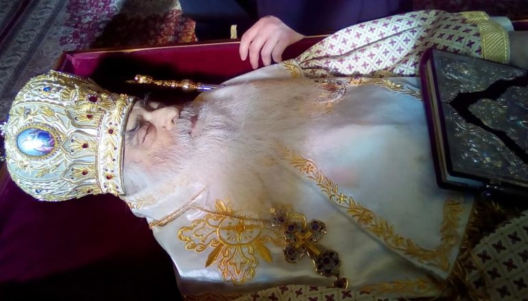 Σε λαϊκό προσκύνημα το σκήνωμα του Μητροπολίτη Σιατίστης Παύλου