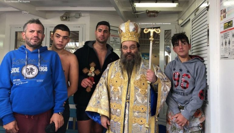 Χίου: “Οι Έλληνες πέφτουν στη θάλασσα μόνο για να πιάσουν τον… Τίμιο Σταυρό”