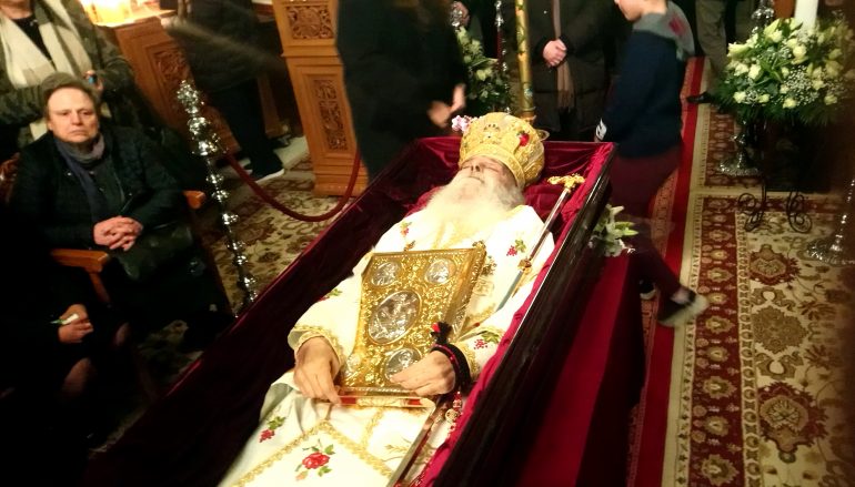 Σε λαϊκό προσκύνημα το σκήνωμα του Μακαριστού Μητροπολίτη Γλυφάδας
