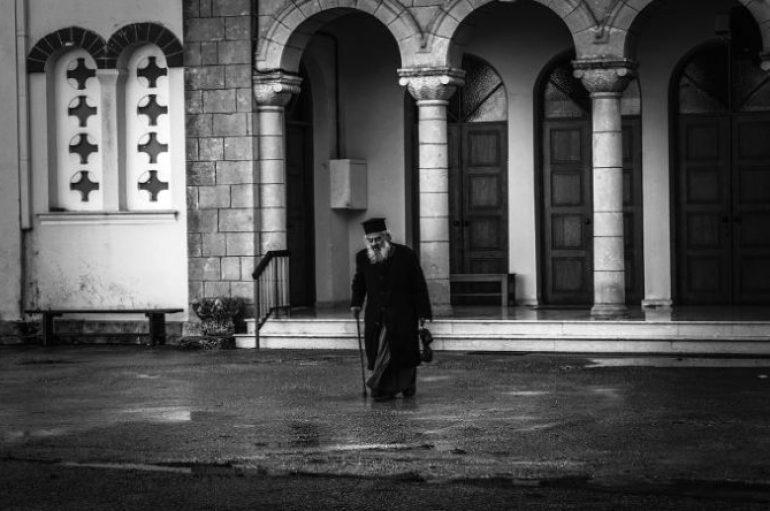 βγαίνω με μια αληθινή γυναίκα.